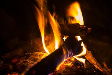 Gece partisinde kamp ateşi