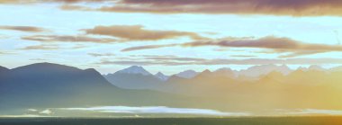 Yazın Alaska 'nın Picturesque Dağları. Kar, kütleleri, buzulları ve kayalık tepeleri kapladı. Güzel doğal arkaplan.