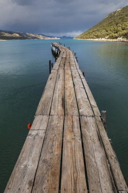 Gün doğumunda gölde iskele