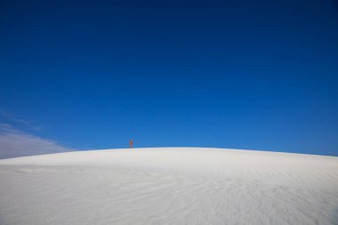New Mexico, ABD 'deki White Sands Dunes' da yürüyüşçü.
