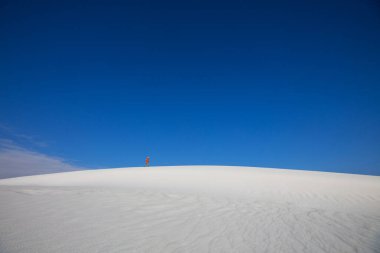 New Mexico, ABD 'deki White Sands Dunes' da yürüyüşçü.