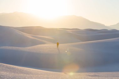 New Mexico, ABD 'deki White Sands Dunes' da yürüyüşçü.