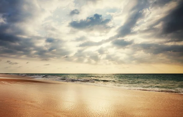 Όμορφη Παραλία Γαλαζοπράσινα Νερά Και Κίτρινη Άμμο — Φωτογραφία Αρχείου