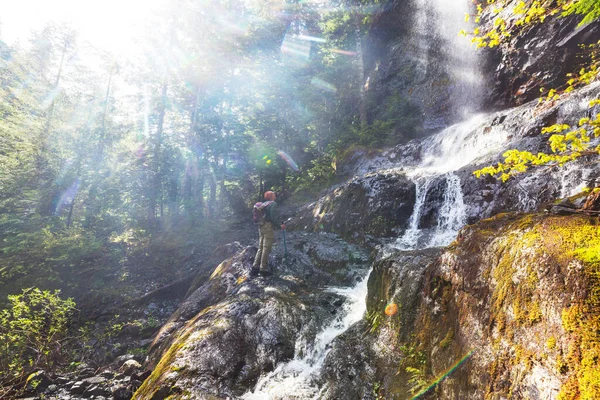 Escursionista Vicino Una Bella Cascata Nelle Montagne Canadesi — Foto Stock