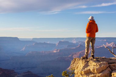 Grand Canyon Ulusal Parkı, Arizona, ABD üzerindeki uçurum dağlarındaki gezgin. İlham verici bir duygu. Seyahat yaşam tarzı yolculuk başarı motivasyon konsepti macera tatili açık hava konsepti.