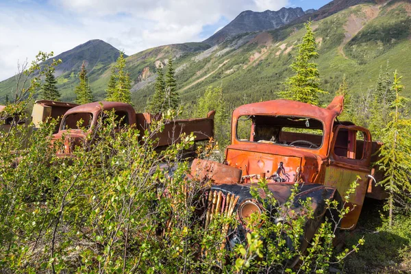 รถบรรท กสงครามท างท งไว ในถ นดารในช วงฤด อนในแคนาดาเหน — ภาพถ่ายสต็อก