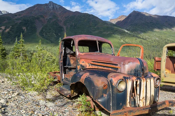 Una Serie Camiones Oxidados Abandonados Posguerra Que Yacen Oxidados Desierto —  Fotos de Stock
