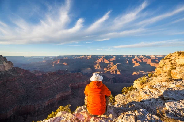 Reisende Klippefjell Grand Canyon Nasjonalpark Arizona Usa Inspirerende Følelser Reiselivsreisesuksess – stockfoto