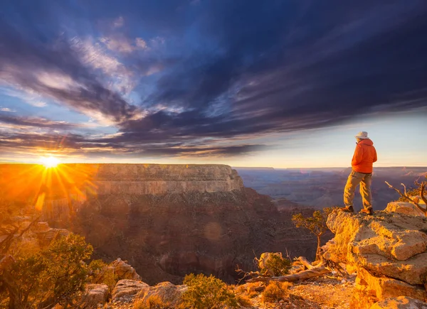 Podróżnik Klifie Nad Wielkim Kanionem Arizona Usa Inspirujące Emocje Podróże — Zdjęcie stockowe
