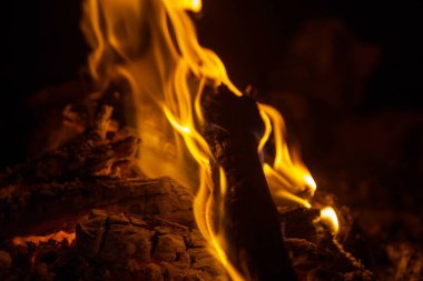 Gece partisinde kamp ateşi