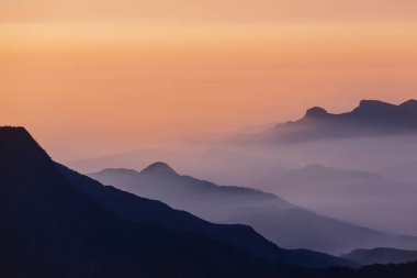 Bahar mevsiminde gün doğumunda dağ silueti