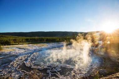 İlham verici doğal bir geçmiş. Yellowstone Ulusal Parkı 'ndaki havuz ve gayzer alanları, ABD.