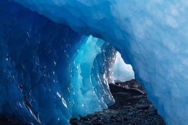 Yüksek dağlardaki buz mağarası, Kanada