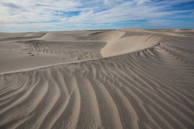 Uzak çöldeki bozulmamış kum tepeleri