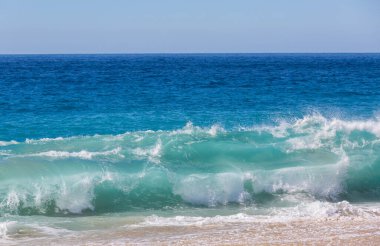 Kumsalda mavi dalga. Dramatik doğal arka plan.