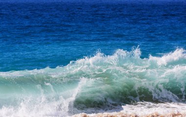 Kumsalda mavi dalga. Dramatik doğal arka plan.