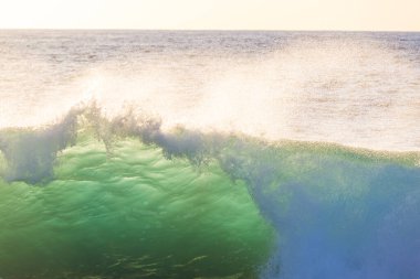 Kumsalda mavi dalga. Dramatik doğal arka plan.