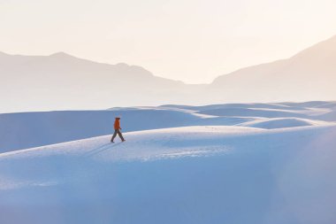 New Mexico, ABD 'deki White Sands Dunes' da yürüyüşçü.