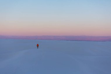 New Mexico, ABD 'deki White Sands Dunes' da yürüyüşçü.