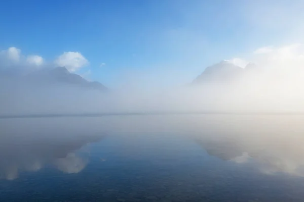 Όμορφη Bowman Λίμνη Αντανάκλαση Στα Θεαματικά Βουνά Στο Εθνικό Πάρκο — Φωτογραφία Αρχείου