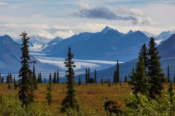Picturesque Mountains Alaska Musim Panas Salju Menutupi Massifs Gletser Dan — Stok Foto