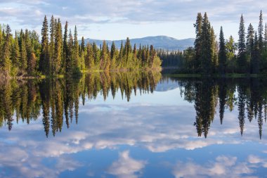 Kanada'da dağ gölü sakin sahne