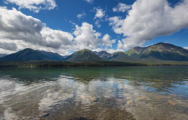 Kanada'da dağ gölü sakin sahne