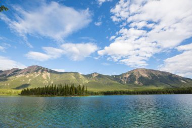 Kanada'da dağ gölü sakin sahne
