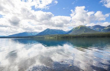 Kanada'da dağ gölü sakin sahne