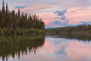 Kanada'da dağ gölü sakin sahne