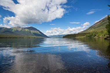 Kanada'da dağ gölü sakin sahne