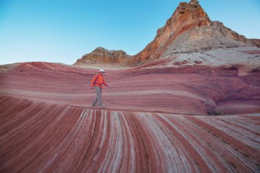 Utah dağlarında yürüyüş. Alışılmadık doğal manzaralarda yürüyüş. Fantastik kumtaşı oluşumları.
