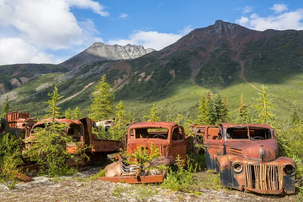 Uma Série Caminhões Enferrujados Abandonados Pós Guerra Que Ficaram Enferrujados — Fotografia de Stock