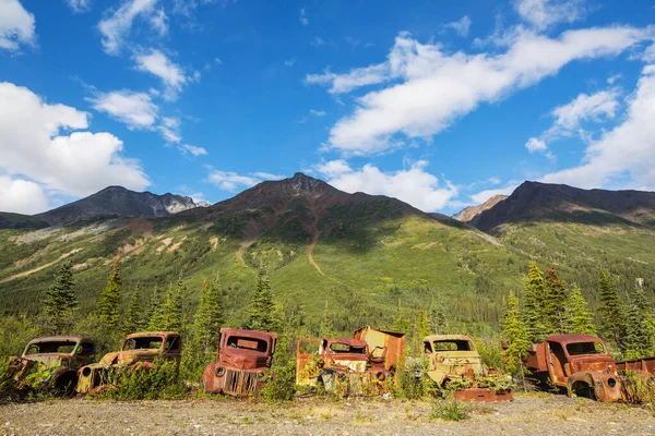 Una Serie Camiones Oxidados Abandonados Posguerra Que Yacen Oxidados Desierto — Foto de Stock