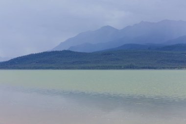 Kanada'da dağ gölü sakin sahne