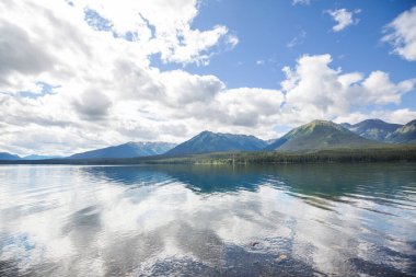 Kanada'da dağ gölü sakin sahne