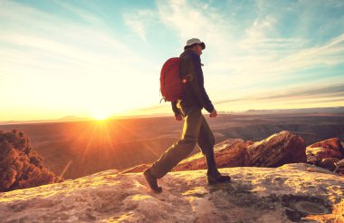 Utah dağlarında yürüyüş. Alışılmadık doğal manzaralarda yürüyüş. Fantastik kumtaşı oluşumları.