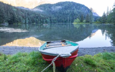 Güzel bir gölde kayık.