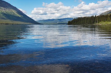 Kanada'da dağ gölü sakin sahne
