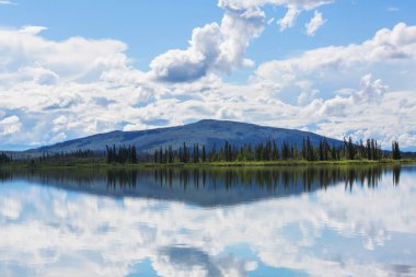 Kanada'da dağ gölü sakin sahne