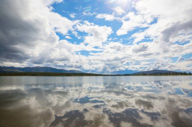 Kanada'da dağ gölü sakin sahne