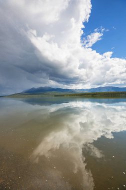 Kanada'da dağ gölü sakin sahne
