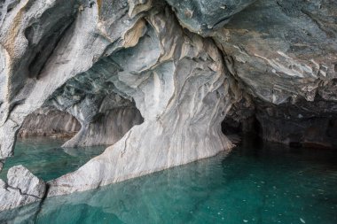 General Carrera, Patagonya, Şili gölünde alışılmadık mermer mağaraları. Carretera Austral seyahat.
