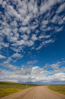 Sonsuz Dempster karayolu yakınındaki Kuzey Kutup dairesi, Dawson City Inuvik, Kanada için önde gelen uzak çakıl yol