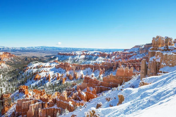 Kış Mevsiminde Bryce Canyon Ulusal Parkı Nın Renkli Pembe Kayaları — Stok fotoğraf