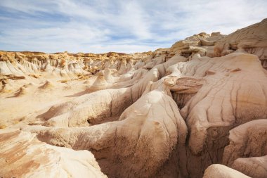 Bisti çorak arazilerindeki alışılmadık çöl manzaraları, De-na-zin vahşi doğa alanı, New Mexico, ABD