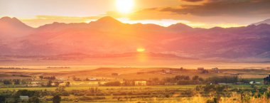 Yaz mevsiminde gün batımında kırsal manzaralar