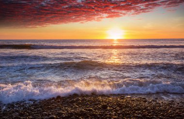 Denizde çakıl taşı plajı