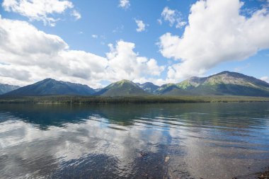 Kanada'da dağ gölü sakin sahne