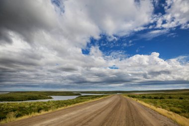 Sonsuz Dempster karayolu yakınındaki Kuzey Kutup dairesi, Dawson City Inuvik, Kanada için önde gelen uzak çakıl yol